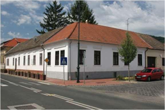 1800-ban Rixer Mihály emlékére emelték, 1931-ben helyreállították. 8. Műemléki környezetének (törzsszám/azonosító: 7147/29298, hrsz. 1930) védettsége megszűnt. (vö. a Kormány 446/2015. (XII. 28.