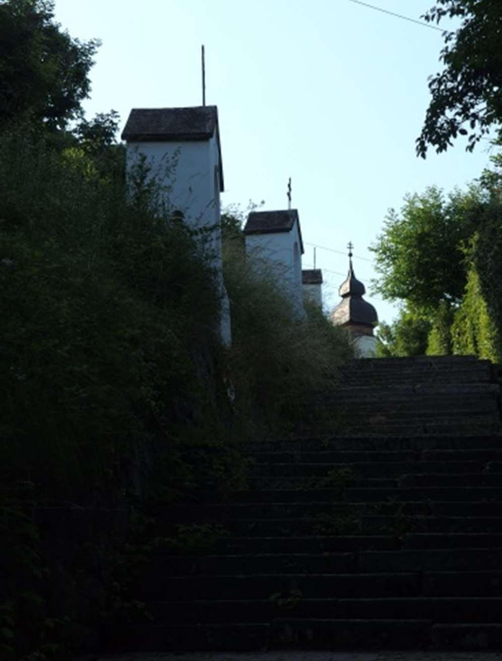 Műemlékjegyzékbe felvett örökségi érték Kálváriakápolna stációi Kálváriadomb/ EOV 643025 271833, WGS84/GPS 47.790219, 18.