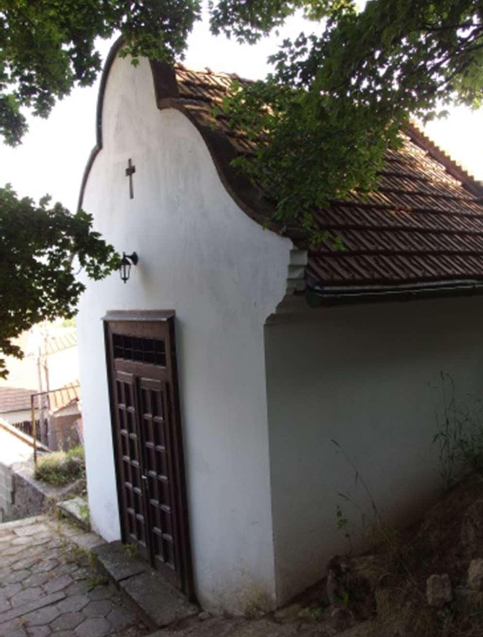 1773-ban építtette Geiger Mária, férje Geiger Ferenc kamarai ispán és serfőző emlékére. 1.