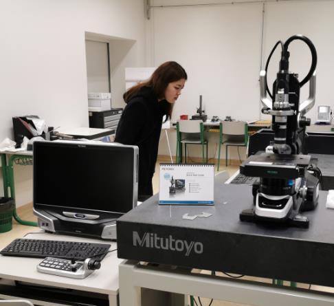 Keyence VHX-6000 digitális anyagvizsgáló mikroszkóp A készülék alkalmas különböző méretű, különböző anyagú, inhomogén, egyenetlen felületű, esetenként átlátszó tárgy 2D és 3D optikai vizsgálatára
