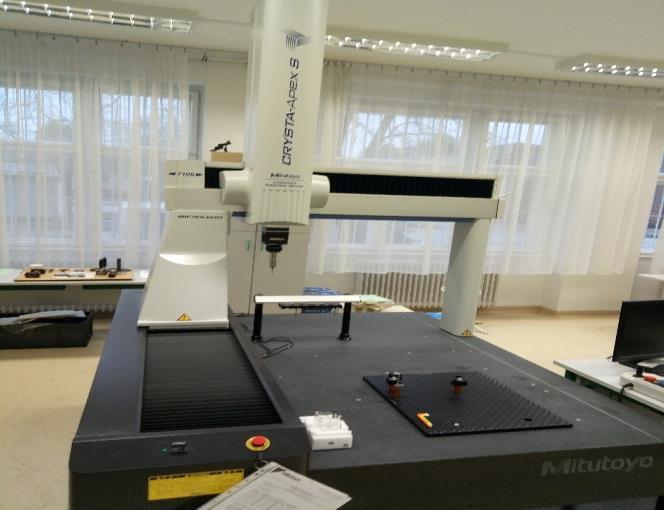 A mikroszkóp nem csak állványon működik, hanem mozgatható optikával is rendelkezik és így lehetőség van a tárgyak belsejének, valamint nagyméretű és/vagy erősen görbült felületű tárgyak vizsgálatára