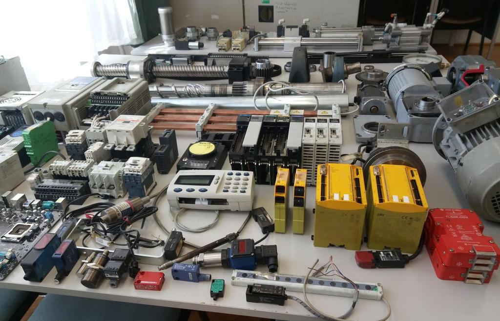 kis motor szervomotor nagy méretű csavarok fogasléc, fogaskerék lánckerék energialánc