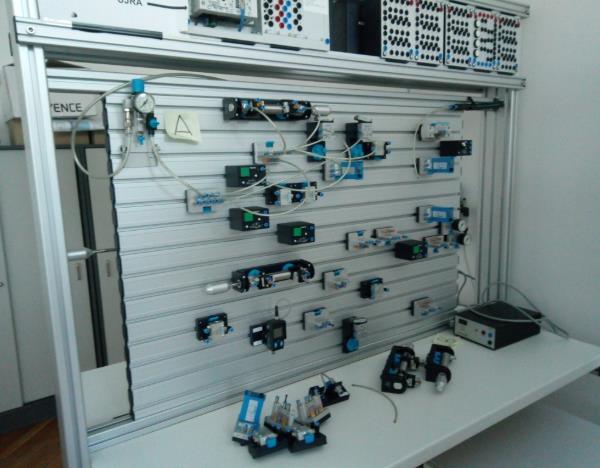 Automatizálási rész A laboratórium rendelkezik a hidraulika, a sűrített levegős technológia (pneumatika), az elektropneumatika és a programozható vezérlők (PLC) oktatásához szükséges