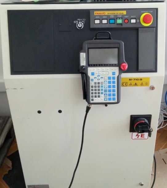 kezelőpanellel. Az M-710 sorozatú robotok jellemzője a kevés mechanikus alkatrész, a vékony csukló, a merev kar és a kis helyigény.