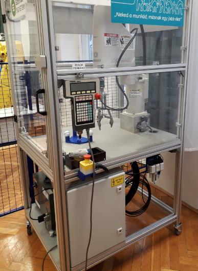 YAMAHA YK600-X típusú, vízszintes tengelyű csuklókaros ipari robot 2.4. YAMAHA SCARA robot szabvány robotcellával és vezérlőegységgel A Coloplast Hungary Kft.