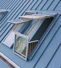 A tetőerkély ablak tetősík ablakkal való sorolása kizárólag a K_/G speciális burkolókerettel lehetséges.
