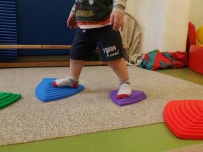 Az alján található csúszásmentes bevonatnak köszönhetően bármilyen talajra lehelyezve bátran lehet rajta lépegetni.