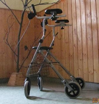 Mind önhajtós, mind elektromos meghajtású kerekesszék szállítására alkalmas. Akkumulátorral működik. Terhelhetősége 130 kg.