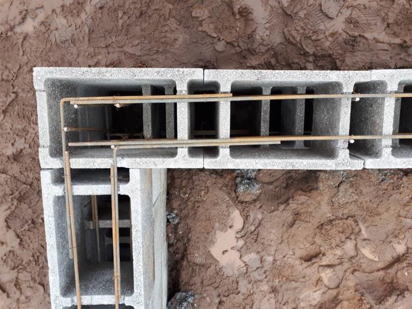 Zsalukőből épült lábazat: A telek lejtése és a lábazati kialakítására a legtöbb esetben 2 sor magas zsalukő fal lábazat készül. Leggyakrabban 30 cm széles zsalukőből készülnek a lábazati falak.