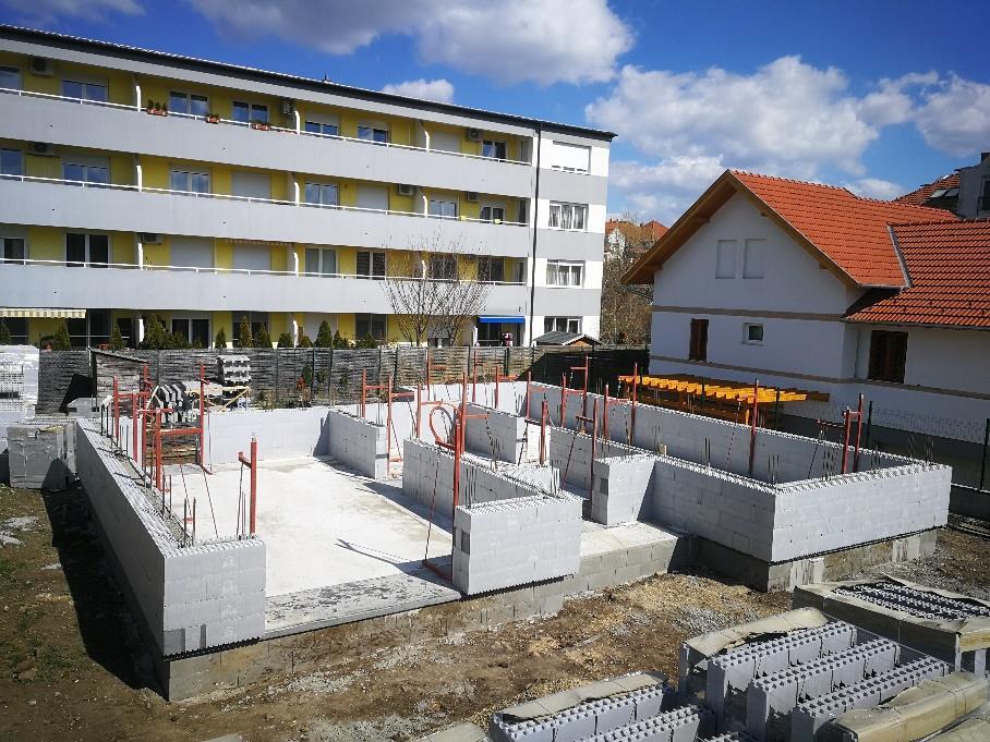AZ ISOTEQ falazat betonozása Falelemek egymásra helyezése után, a betonozás előtt feltétlen ellenőrizzük le a függőleges és vízszintes irányokat, korrigáljuk amennyiben szükséges.