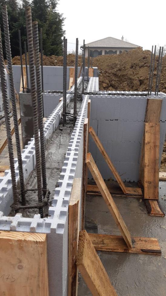 A statikai terv szerint ellenőrizzük a vasalatokat is. Először mindig az eső 4 sort betonozzuk! Az ablakoknál a parapetfalak felső 5 cm részébe ne töltsünk betont, ide XPS hőszigetelést kell beszabni.