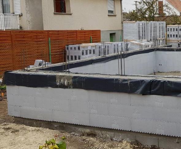 A falazat többi részét a födém betonozásakor kell megtöltenünk betonnal.