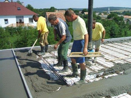 A födém betonozása A födém betonozását egyszerre végzik a koszorú betonozásával. Leggyakrabban C20 as betont kell alkalmazni.