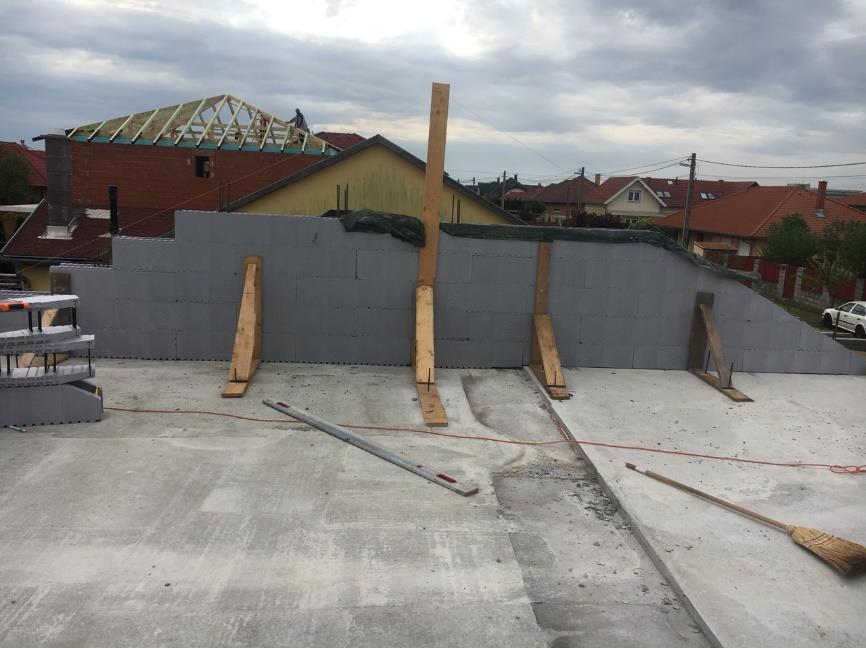 A legfelső/utolsó sor falazatban koszorú vasalást kell képezni a statikai kiviteli tervek szerint. Az oromfalakat, tűzfalakat a talp és taréjszelemenek kialakítása után tudjuk pontosan ferdére vágni.