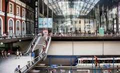 pénzváltó és autószerviz is. A Principe Pío Station (Estación Príncipe Pío) történelmi előélete részben megegyezik, részben eltér a fenti példa előzményétől.