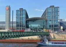 Berlin Hauptbahnhof A negyedik európai példa a Berlini Főpályaudvar (Berlin Hauptbahnhof, Lehrter Bahnhof) Németországban.