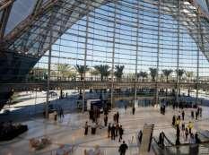 Az Anaheim Regional Transportation Intermodal Center egyedülálló épülete és a belső tere Forrás:https://www.stvinc.