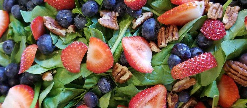 5 min min 5 min 1 Bogyós saláta 5 gm Baby spinach (bébi spenót) 6 gm Strawberries (eper vagy narancs) 6 gm Blueberries (áfonya) 5 gm Nuts, pecans, dry roasted (pekándióelhagyható) 5 gm Glycine