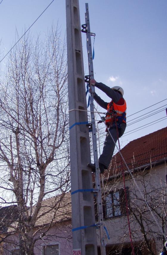 Oszlopos munkák eszközrendszere - Építhető létra Jellemzői: Elérhető névleges magasság: 11,2 m. A rövid közbenső elemek az akadályokon való áthaladást könnyítik meg.