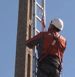 Köteles biztosítás melletti fel- és lejutás, az áttöréseken való gyalogos mászással, munkavégzés rendszeresített munkaálláson.