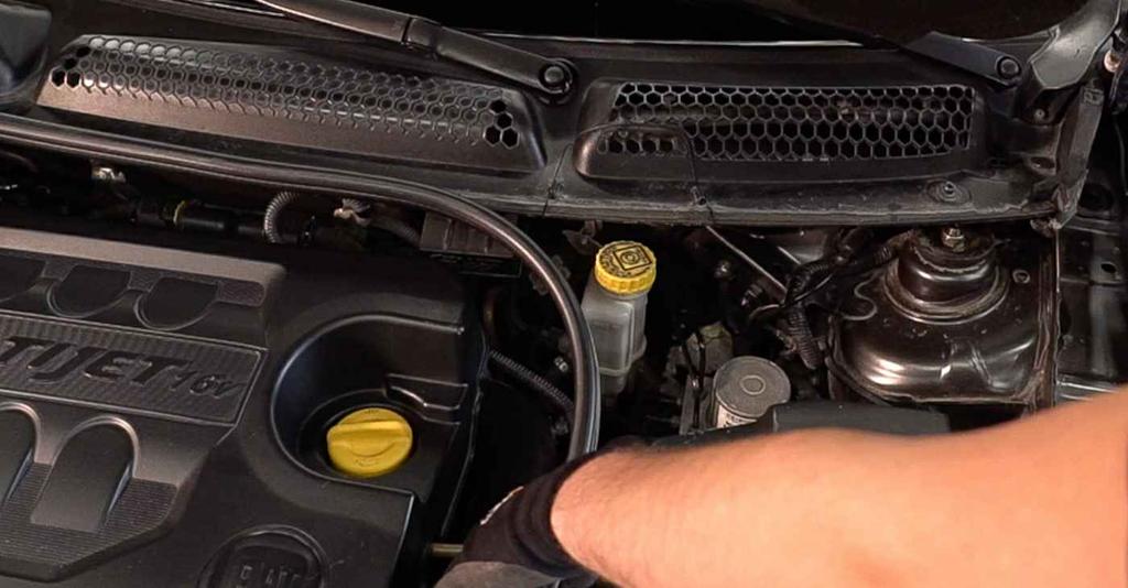 Győződjön meg róla, hogy minden önzáró anyát és csavart kicserél a szerelés során. Minden munkát leállított motor mellett kell végezni.
