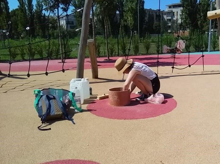 meghatározott szintig vízzel töltjük, és a belső gyűrűben mérjük az egységnyi időre jutó vízszint-csökkenést.