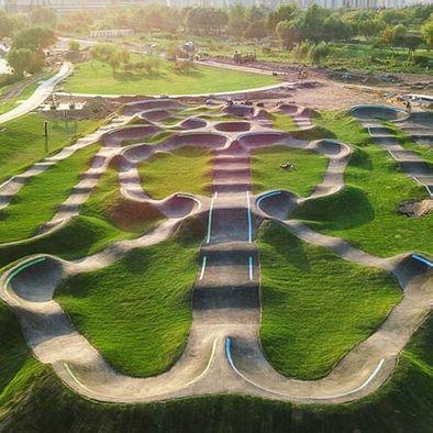 I) Pumptrack (pumpa-) pálya műszaki leírás Tevékenység ismertetése A pumptrack, vagyis pumpa pálya egy speciális közjóléti sportlétesítmény, mely sokféle térbeli elrendezéssel játékosan segíti,