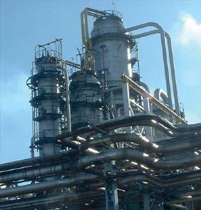 VEGYIPAR- ÉS KÉMIATÖRTÉNET DKV: atmoszferikus és vákuumdesztilláló Országos Kőolaj- és Gázipari Tröszt (1957 1960). 1962-ben létrehozták a Komáromi Kőolajipari Vállalatot.
