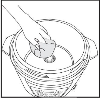 Az edények és a tartozékok tisztítása A belső edényt mossa el közömbös ph-jú tisztítószeres melegvízbe mártott szivaccsal vagy ruhával, öblítse le és szárítsa meg.