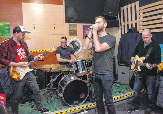 Az ezredforduló tájékán hőskorát élő soproni garázspunk rock zenekar, a Sunscreen ugyan 2010-ben beszüntette a működését, de az egykori tagok azóta sem szakadtak el a zenétől.