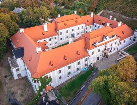 FELÚJÍTÁSI MUNKÁLATOK A századfordulón a már csak nyaralókastélyként használt palotát a püspökök többé-kevésbé karban tartották: az 1930-as évek elején például megjavították a tetőt, a tönkrement