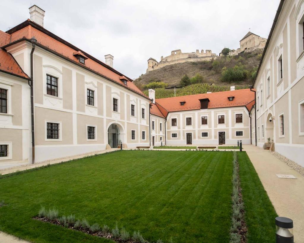 A PALOTA TÖRTÉNETE Sümeget és környékét a XI. század elejétől királyi adományként a veszprémi püspökség birtokolta, így ez határozta meg fejlődését és jelentőségét.