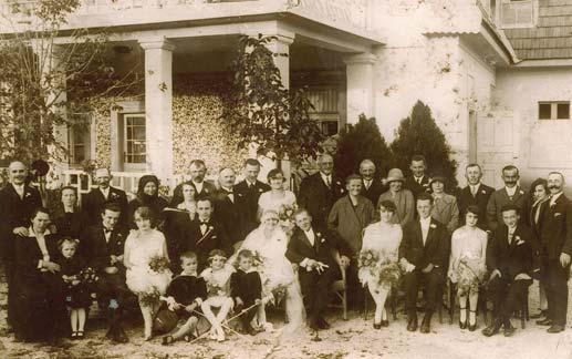 2012. március Helytörténet Esküvői vendégség a Majbó cukrászda terasza előtt, 1925 körül készült fényképfelvételen.