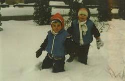 szinte minden újrázódott. Az 1987 januárban készült 1. és 2. számú képek a hó méretéről tanúskodnak. A fiúk (most 27 és 29 évesek) botorkálva lépegetnek.