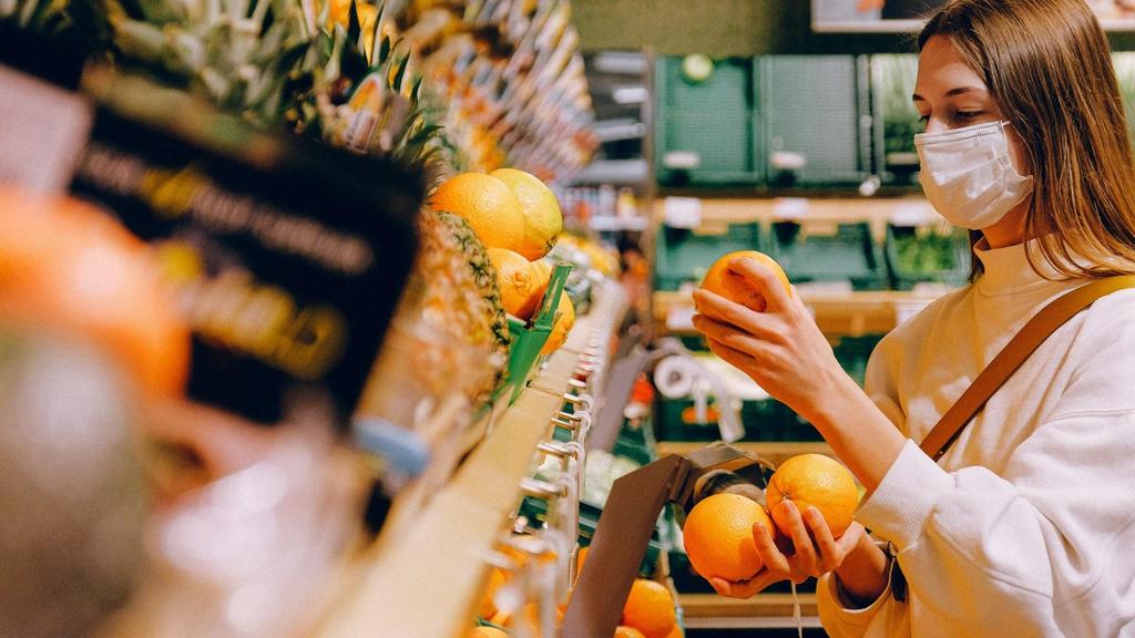 AZ ÚJRANYITÁS BIZTONSÁGOS ÉLMÉNYNYÚJTÁST KÖVETEL MEG AZ ÜZLETEKBEN A fizikai üzletekkel rendelkező szolgáltatóknak extra intézkedéseket kell bevezetniük, hogy vásárlóik és alkalmazottaik biztonságos