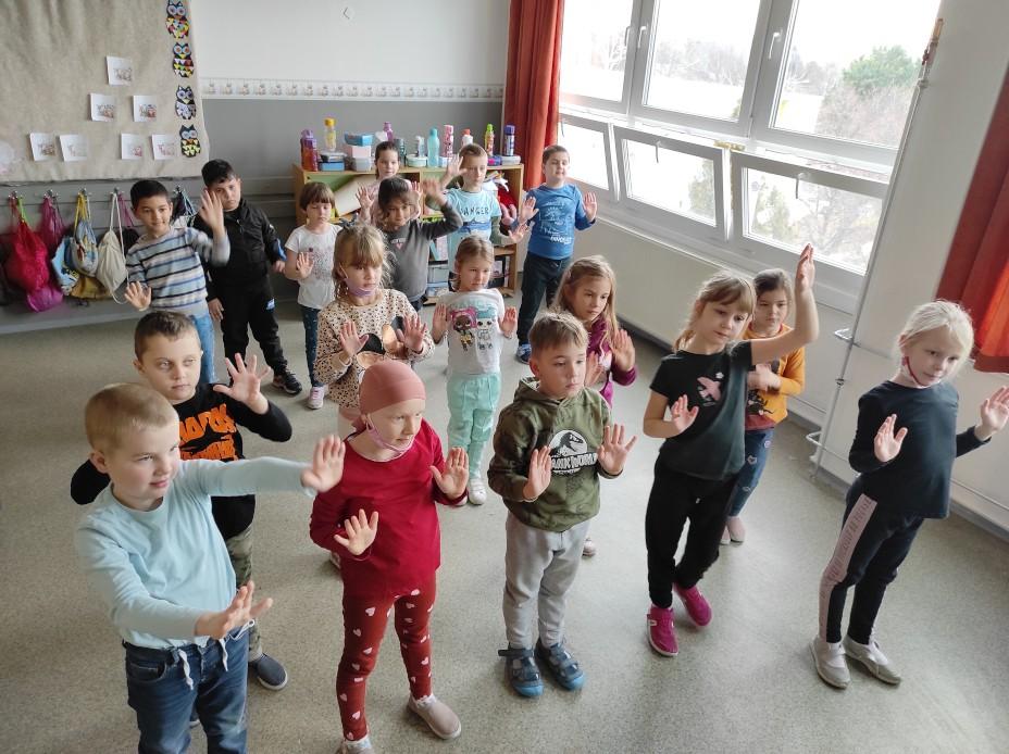 Az empátia fejlődését elősegítő gyakorlatok Kövesd a mozdulatot! - Tükörjáték Egymással szemben álljanak fel a gyerekek. A párok együtt eldöntik, ki a tükör és melyikük az, aki belenéz a tükörbe.