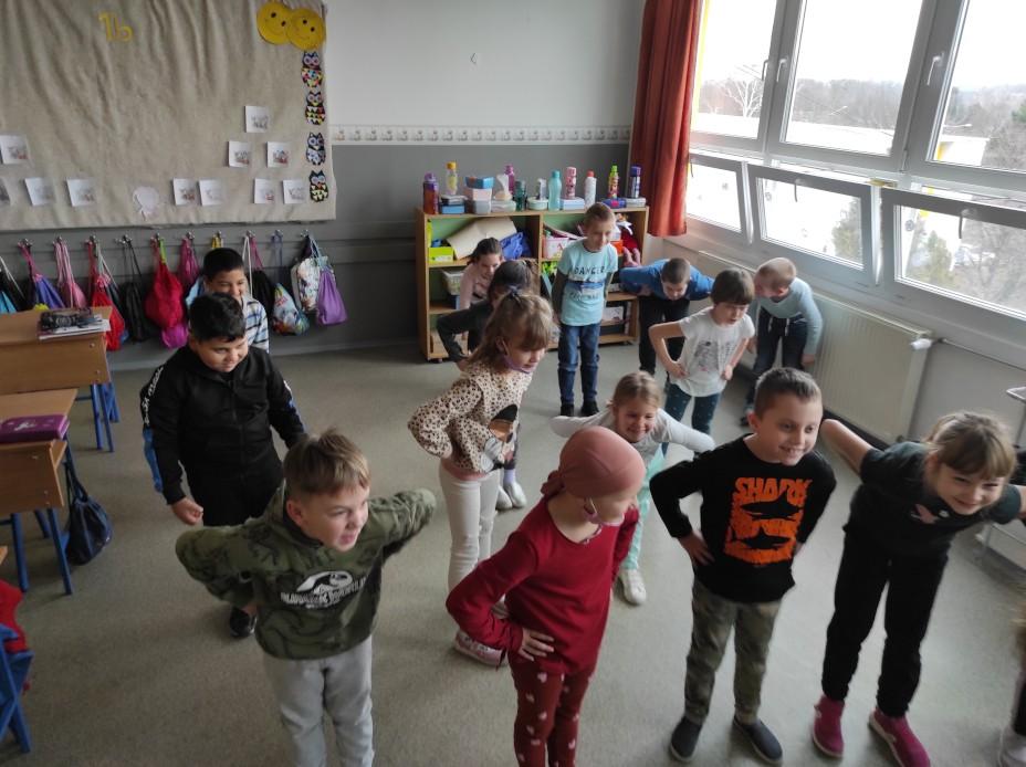 megbeszélik melyiküknek milyen jellemző mozdulatai, gesztusai vannak. Kiválasztják, hogy melyiket mutatják be a csoport előtt, társaiknak.