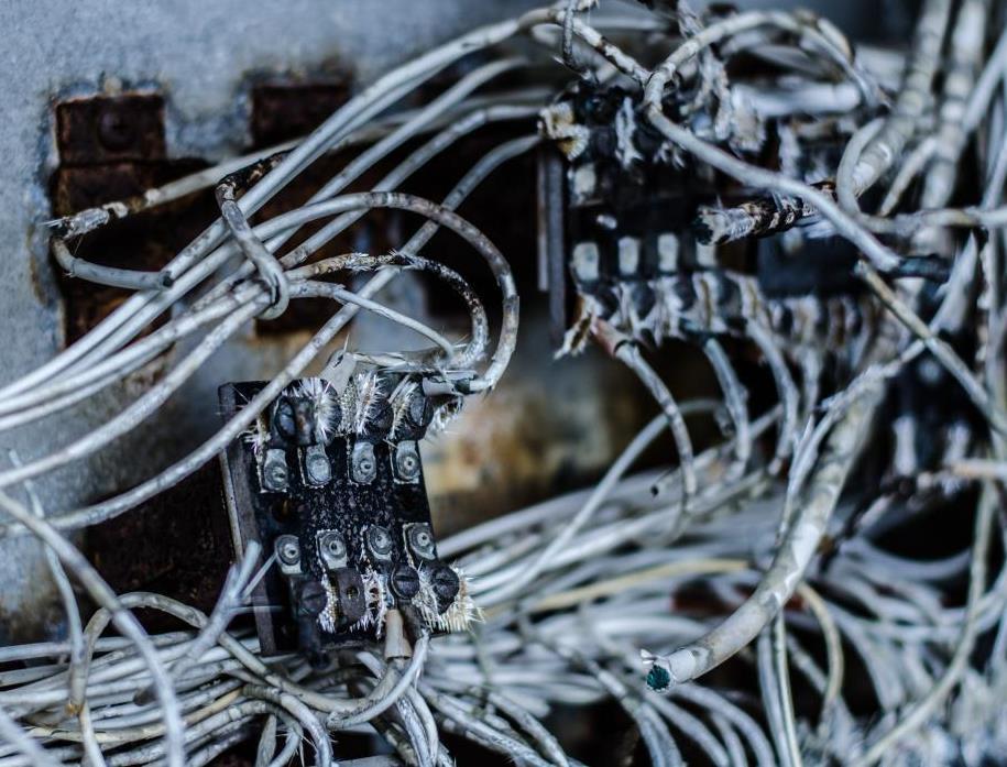 Tűzveszély a Li-ion akkumulátoros energiatároló rendszerekben Az elektromos tüzek kezelhető kockázatot jelentenek!