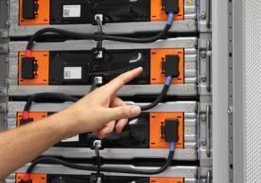 Li-kation Elektrolit Anód Katód Kollektor: alumínium