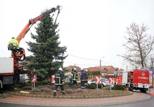 A helyszínre 3 fővel vonultunk, a pusztaszabolcsi kollégákkal a veszélyt elhárítottuk. Személyi sérülés nem történt. Egyesületünk részt vett városunk karácsonyi előkészületeiben is. 2021.