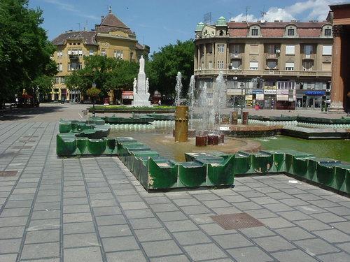 20 Állítólag különösen a város szerb polgármestere, Saša Vučinić szorgalmazza egyébként mondvacsinált okokból a szakmai körökben jegyzett Zsolnay-alkotás eltávolítását.
