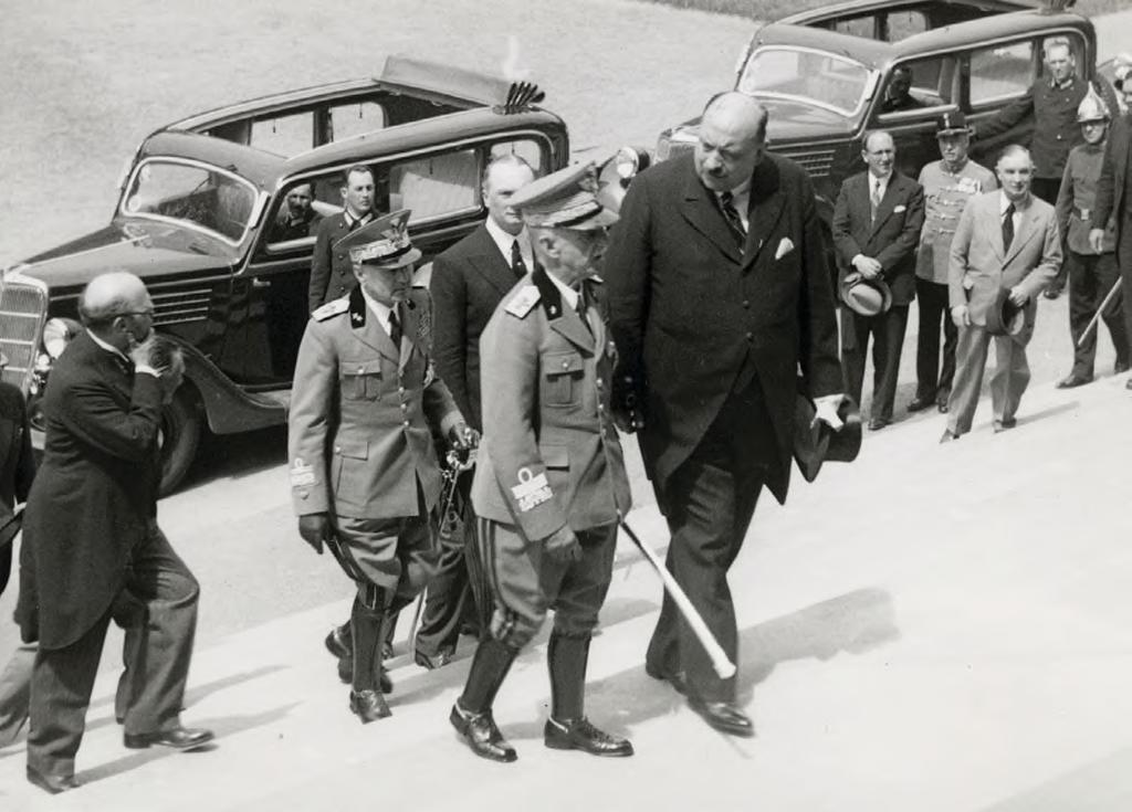 III. Viktor Emánuel érkezik a Magyar Nemzeti Múzeumba Hóman Bálint vallás- és közoktatáügyi miniszter társaságában. MNM TF, Magyar Eseménytörténet I/B, 80.