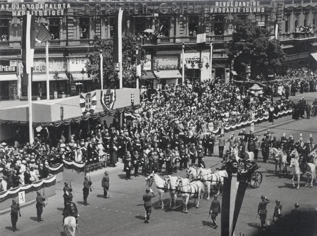 Szendy Károly, Budapest polgármestere köszönti III. Viktor Emánuel olasz királyt a korabeli Mussolini téren, a mai Oktogonon. MNM TF, Magyar Eseménytörténet I/B, 62.