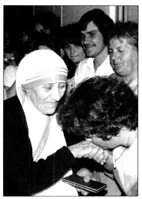 148 PPEK / Tomka Ferenc: Találkozás a kereszténységgel I. Mindenütt Krisztussal találkoznak! 1979-ben a béke Nobel-díjat az indiai Teréz anyának ítélték. Teréz anya története 1948- ban kezdődött.