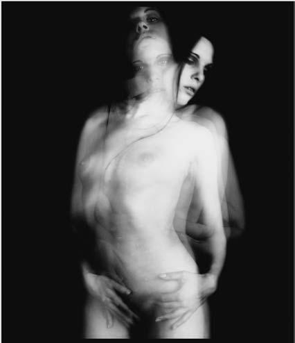 MOHOLY-NAGY ANTIFOTOGRÁFIÁJA 215 Ezen alapeszme jegyében három ma így mondanánk technikai médium: a gramofon, a fotó és a film elvi lehetőségeit veszi számba.