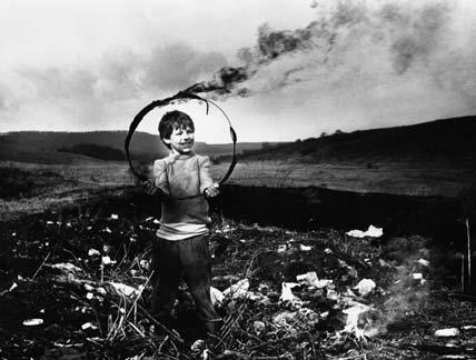 272 FOTOGRÁFIA ÉS MŰVÉSZET A fotók digitalizálása nem mossa el a különbséget a képmások és azok tárgyi megfelelői között, csupán (korunknak megfelelően) összemossa a kétfajta ábrázolásmód [értsd: a