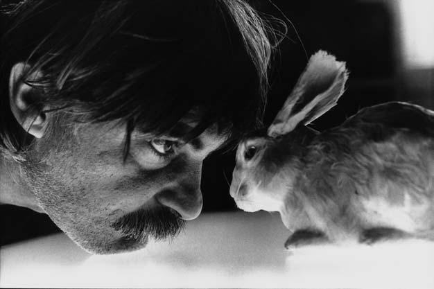 80 FOTÓELMÉLETI ALAPMUNKÁK indexe: részben az elkészültének, a használt fotográfiai eszközöknek, továbbá a készítője szándékainak, ízlésének, horribile dictu: világszemléletének is őrzi a nyomait.