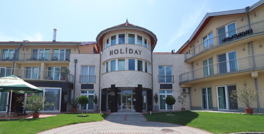 10 2018. július 10. ÉRETT SAJTÓ Szellemszállóból Luxushotel Fotó: Dobszai Péter, Kocsis Diána A szomszédos Holiday Hotelt tavaly csak szellemszállóként emlegették a táborban.