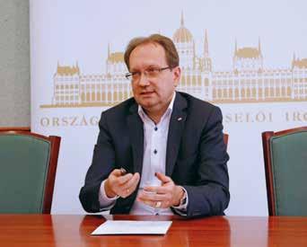 azt írta róla: ha az ügyészség használná a Google keresőt, Bánki Erik fideszes képviselő már a vádlottak padján ülhetne különösen nagy értékű csalás és hivatali visszaélés vádjával.