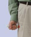 A narancsszínű hegynek a comb külső része felé kell mutatnia. 4. Nyomja az EpiPen Juniort derékszögben (90 ), határozottan a comb külső részéhez. (Figyeljen a kattanásra.